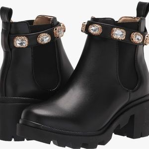Steve Madden Ankle boot. Removable strap, stretchy pull on shaft, chunky heel.